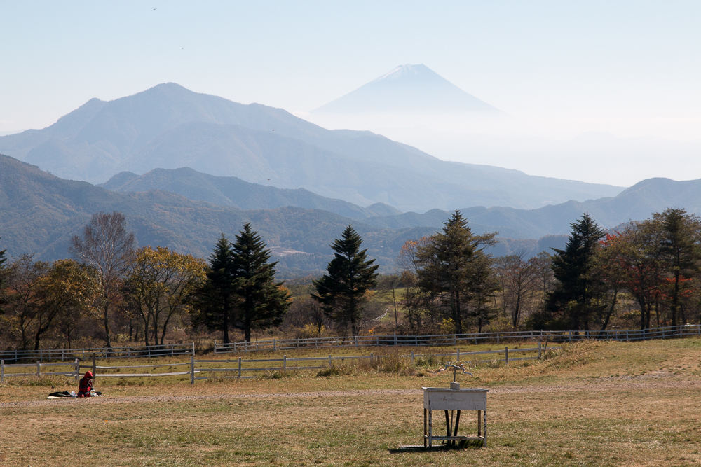 清里高原の向こうに浮かぶ秋の富士（2015/10）
